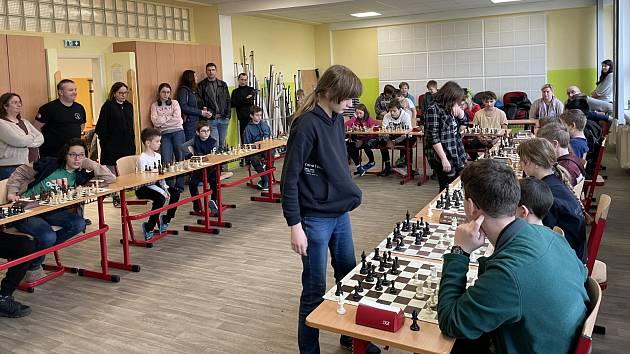 Simultánka s Michaelem Steinem a Nelou Pýchovou na dětském šachovém turnaji v prostorách Základní školy ve Voticích.