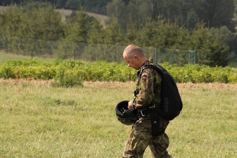 Zajímavý byl jak seskok z vrtulníku v podání vojáků, tak i přehlídka dobových polních táborů.