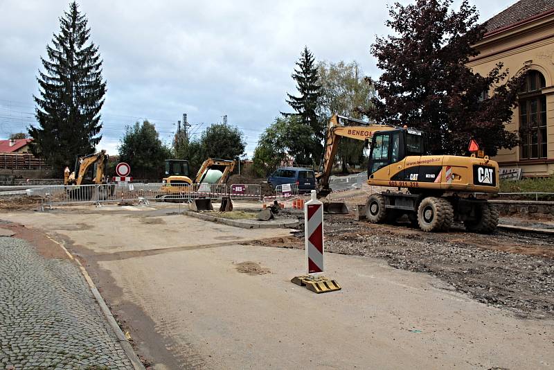 Stavba okružní křižovatky mezi Nádražní a Tyršovou ulicí v Benešově.