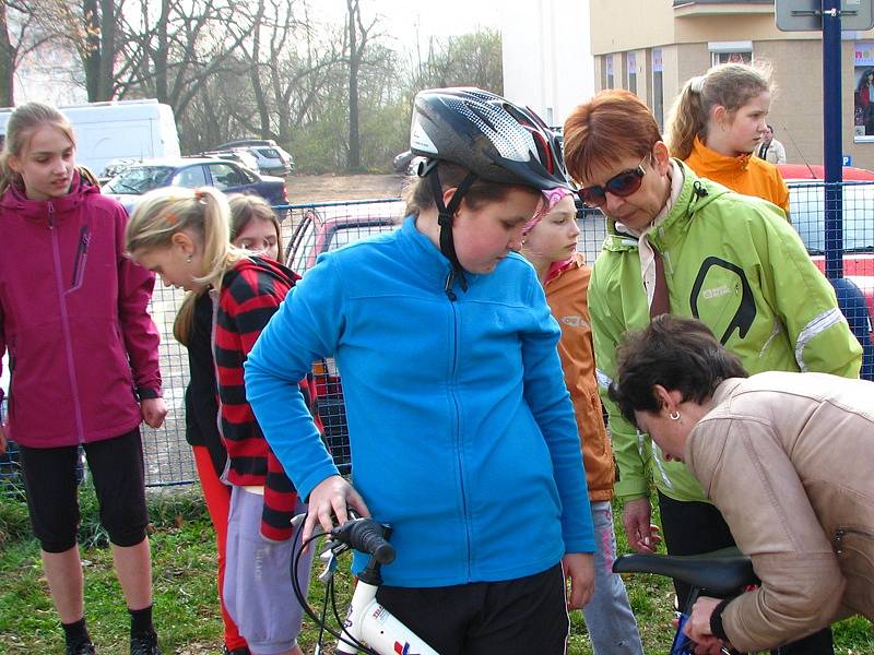 Školáci ze 4. a 5. tříd ZŠ Dukelská se zdokonalovali v jízdě na kole a nabírali vědomosti při besedě s hasiči.