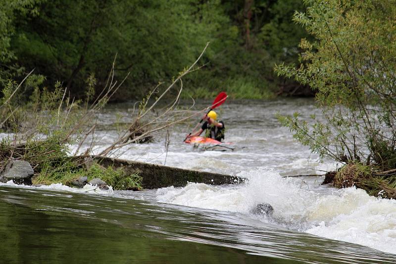 Vodáci si v neděli 23. května nenechali ujít příležitost pro své hobby. Ideální výšku hladiny využili k plavbě z Týnce nad Sázavou do Pikovic.