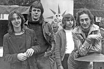 Keks začal vystupovat na začátku osmdesátých let 20. století a nechyběl při tom ani bubeník Petr Štěpánek (druhý zleva).