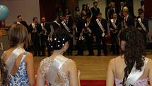 Maturanti z Neveklova zakončili studium na střední škole plesem.