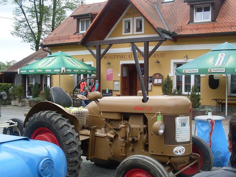 Sraz majitelů traktorů značky Zetor v Nahorubech.