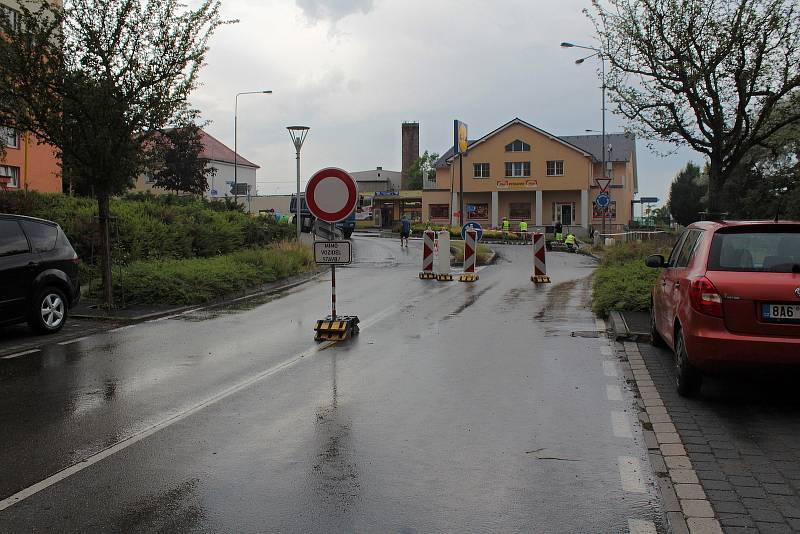 Práce na opravě okružní křižovatky mezi Riegerovou a Blanickou ulicí ve Vlašimi.