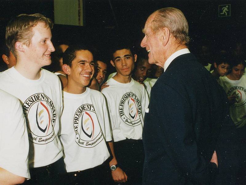 Princ Philip s mladými lidmi z jeho nadace.