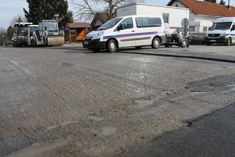 Uzavírka v Hulicích, kvůli které řidiči neprojedou do sousední obce Nesměřice na Kutnohorsku.