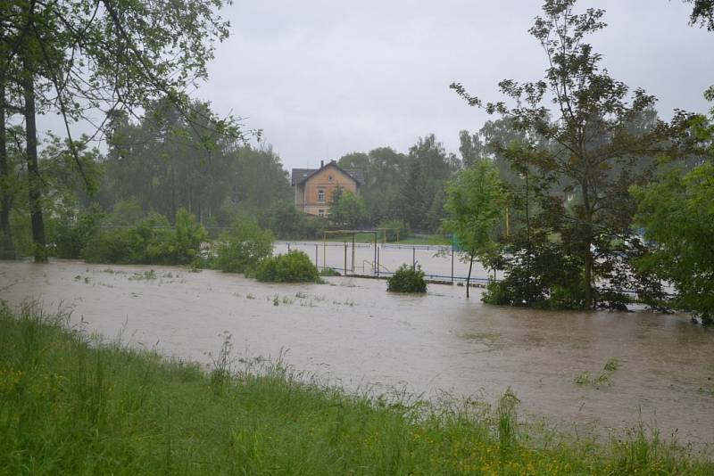 Rozvodněný Benešovský potok zalil i koupadla. 