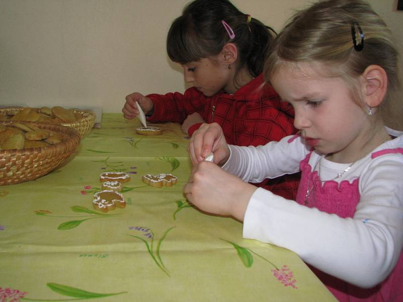 Děti si mohly vyzkoušet zdobení perníčků i velikonočních vajíček