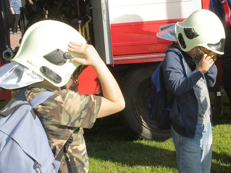 Děti z neveklovské a křečovické školy si užívaly her při Dni záchranářů v Tloskově. 