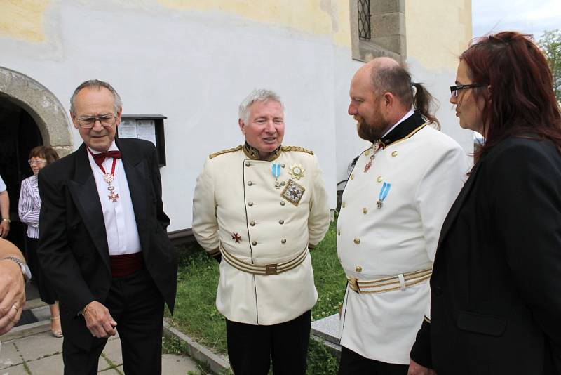 Pietní bohoslužba za Františka Ferdinanda a oslava narozenin Václava Potůčka na Chvojně.