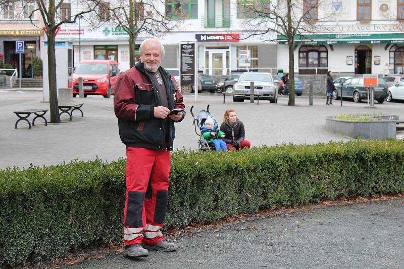 Transport a instalace vánočního stromu na Masarykovo náměstí.