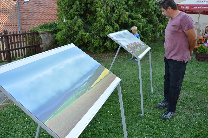 Z vernisáže krajinářských fotografií za účelem sehnání prostředků na kompletní obnovu varhan v louňovickém kostele.