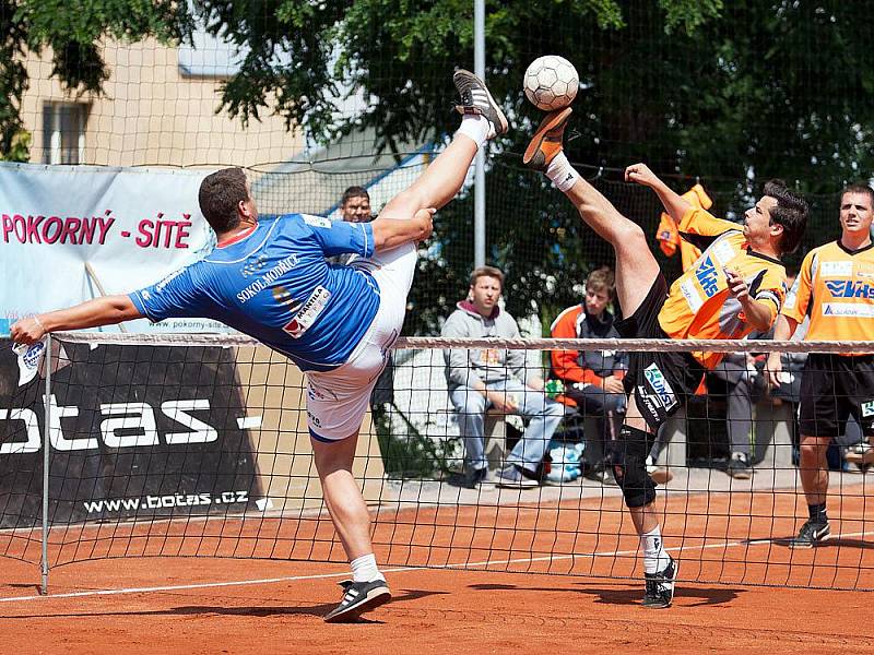 Loňští finalisté extraligy odehráli poslední kolo základní části na hřišti v Benešově a zápas skončil nerozhodně 5:5. Smečujícího kapitána Šacungu Františka Kalase (oranžový) se snažil zablokovat Modřický Kop. 