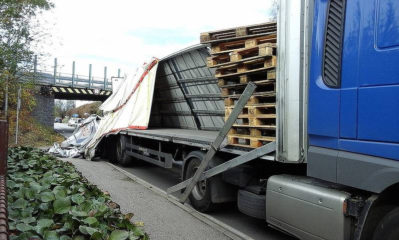 Mosty na silnici I/3 projdou do opravou která má skončit na začátku září. Poškozuje je těžká doprava na nich i pod nimi. Například v Máchově ulici už uvízla řada kamionů.