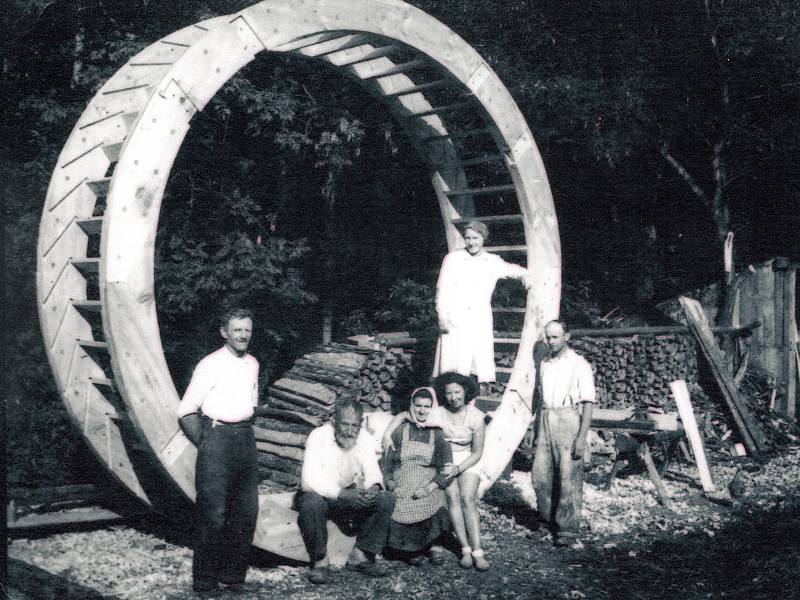 Výtečným řemeslníkem byl sekerník Vaněk. Pro mlýn Na Líšnici postavil v roce 1949 už své 114 mlýnské kolo. Foto: archiv SDH Nahoruby