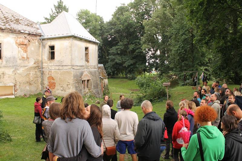 VlčkoviceFest stále pokračuje. Teprve až v neděli ráno se přítomní rozloučí bohoslužbou pod širým nebem.