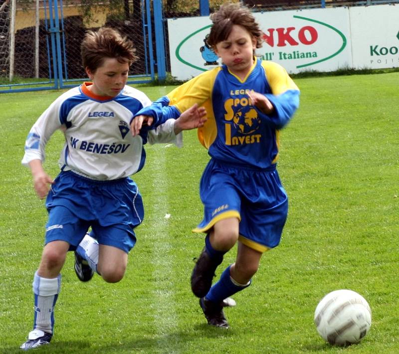 V okresním derby krajského přeboru se setkali i mladší žáci Benešova (v bílém) a Votic. Na snímku benešovský Jaroslav Jírů bojuje o míč s votickým Vojtěchem Fortelným. 