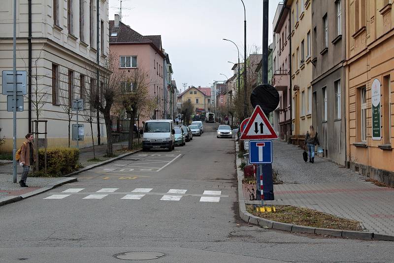 Křižovatka Husovy a Jiráskovy ulice v Benešově.