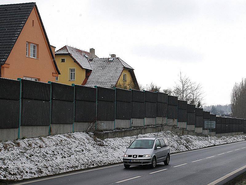 Silnici E55 by měla kvůli přístupu k autobusovým zastávkám překonávat nová lávka.