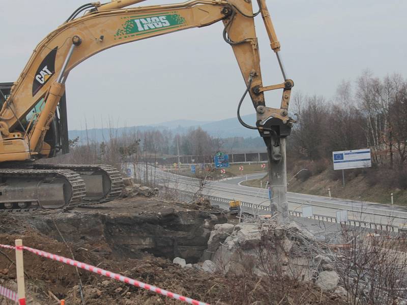 Silnici z Vlašimi do Kácova chybí most přes dálnici D1. Nový postaví do prosince.