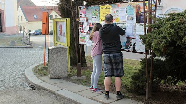 Vývěsky u kostela sv. Bartoloměje v Divišově v březnu roku 2021.