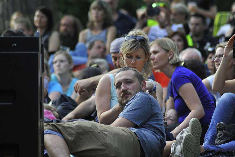 Koncert naplnil klášterní zahradu.