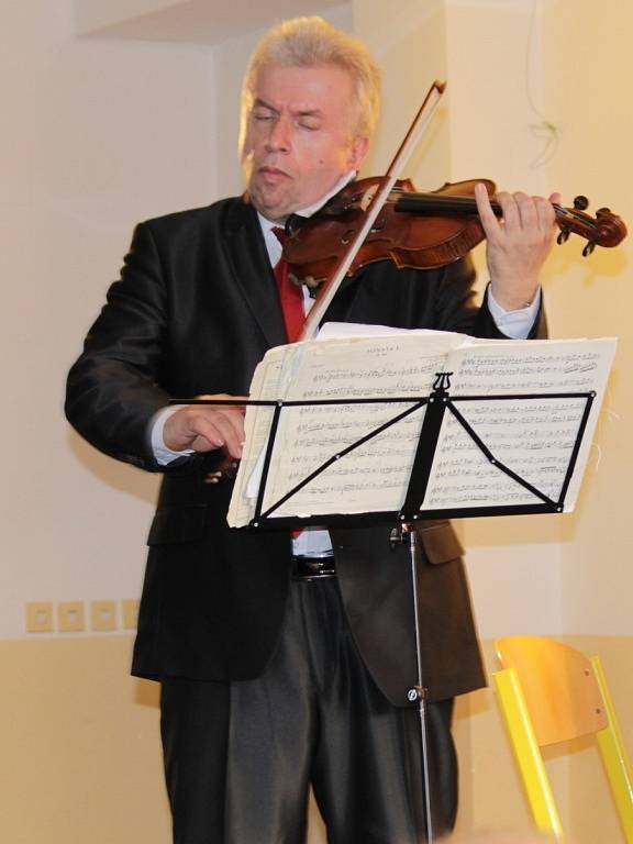 Na druhé Krhanické tónohraní přijali pozvání houslista Jaroslav Svěcený a cembalistka Jitka Navrátilová.