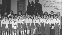 Žáci Základní devítileté školy Týnec nad Sázavou s kantory při pionýrském slibu v Muzeu V. I. Lenina v Praze 26. dubna 1979.