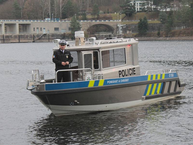 Policisté z Třebenického poříčního oddělení si na Slapech převzali nové čluny.