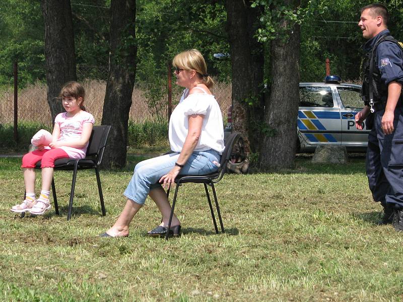 Policejní psovodi předvedli školákům čtyřnohé parťáky.