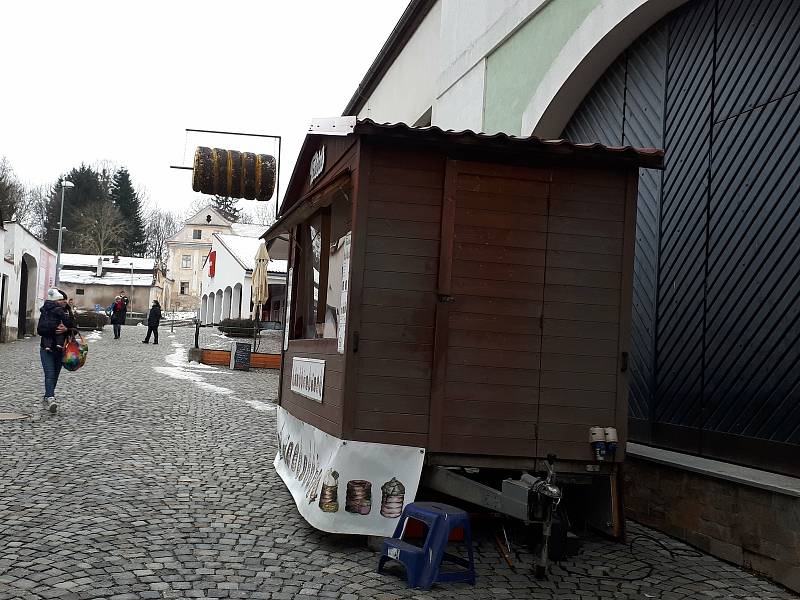 Voňavý trdelník si v stánku ve Voticích mohli kolemjdoucí zakoupit jen ve středu 26. ledna. Opět tady bude o dva týdny.