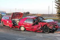 Bezpečnost projíždění křižovatky silnice E55 na Červených Vršcích, se zvýší až s výstavbou turbokřižovatky. Jak vypadají následky čelního střetu na zmiňované křižovatce, dokládá snímek tragické nehody z úvodu roku 2009.  