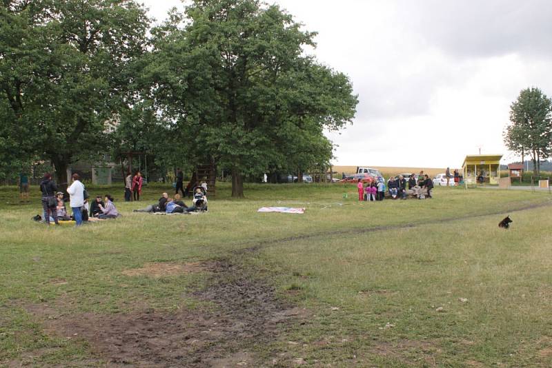 VlčkoviceFest stále pokračuje. Teprve až v neděli ráno se přítomní rozloučí bohoslužbou pod širým nebem.