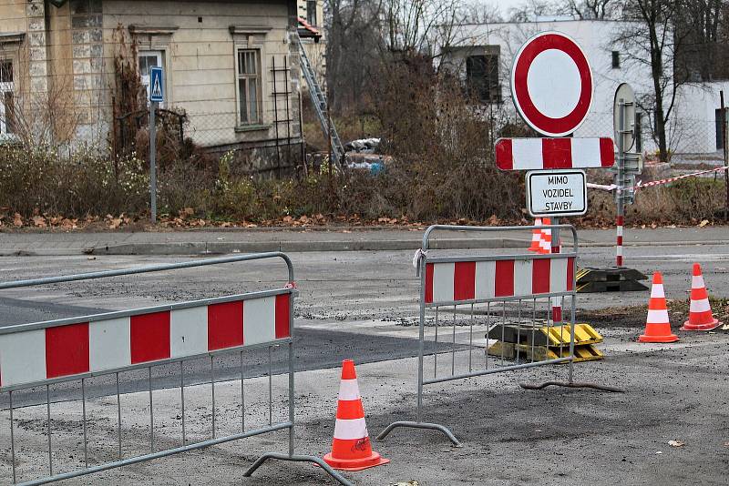 Z přípravy na nanesení vodorovného dopravního značení na křížení ulic Ke Stadionu, Konopišťská, Hodějovského v Benešově.