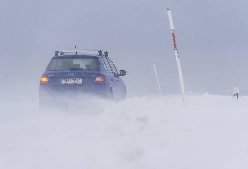 Auto na zasněžené silnici. Ilustrační foto.