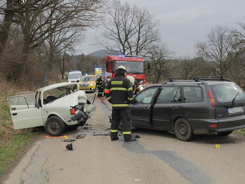 Starší řidič srážku u Neštětic nepřežil, druhý byl těžce zraněný. 