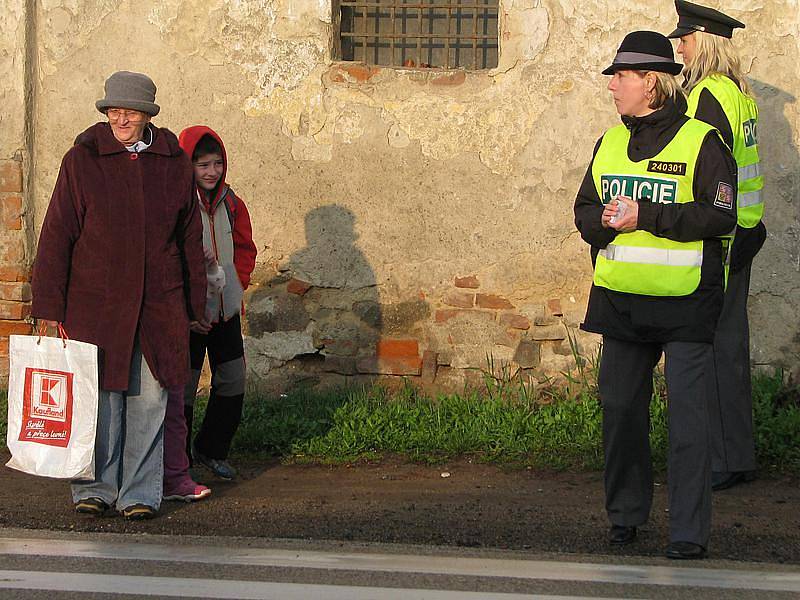 Policejní dohled u přechodu na silnici  I/3 v Olbramovicích.