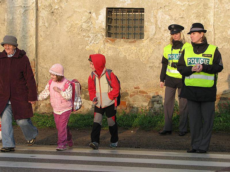 Policejní dohled u přechodu na silnici  I/3 v Olbramovicích.