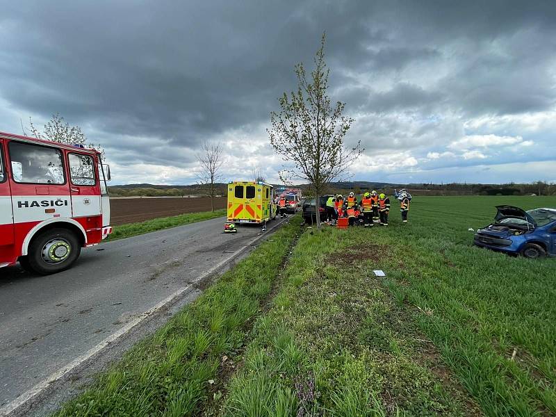 K vážné dopravní nehodě došlo v neděli 2. května 2021 na silnici vedou z Dolních Břežan do Libeře na Praze západ.