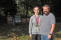 Helena Bendová s tátou Tomášem včelaří v Tožici nyní se třinácti úly.