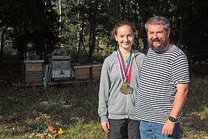 Helena Bendová s tátou Tomášem včelaří v Tožici nyní se třinácti úly.