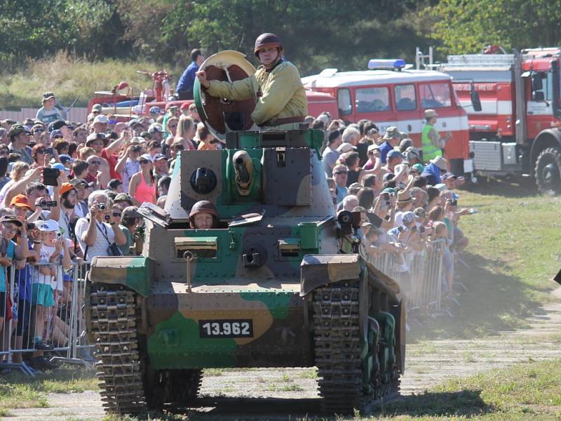 Lešanskou arénou se v sobotu na 14. Tankovém dni proháněly tanky vyráběné od třicátých let  20. století až po ty současné. 