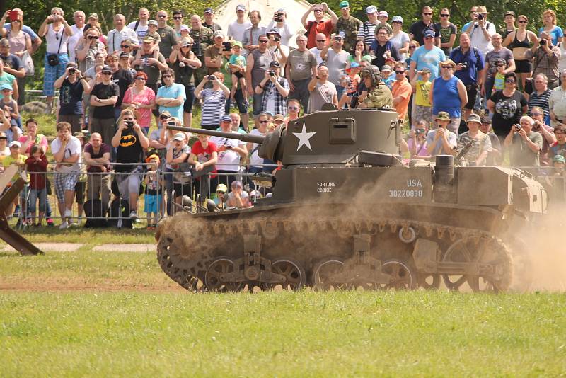 Vojenské technické muzeum se opět po roce velkolepě otevřelo veřejnosti. Dvacátou druhou sezonu zahájil průlet letounů i ukázka bitvy u Zborova.