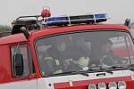 Dobrovolní hasiči trénovali doplňování vaku zavěšeném pod vrtulníkem pro hašení požárů v nepřístupném terénu.