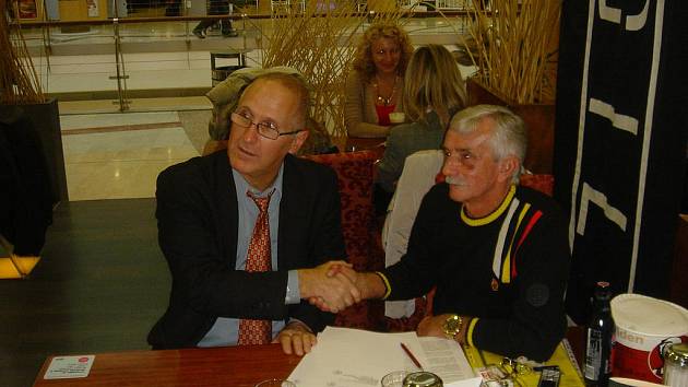 Josef Mužík (vpravo) při podpisu smlouvy.