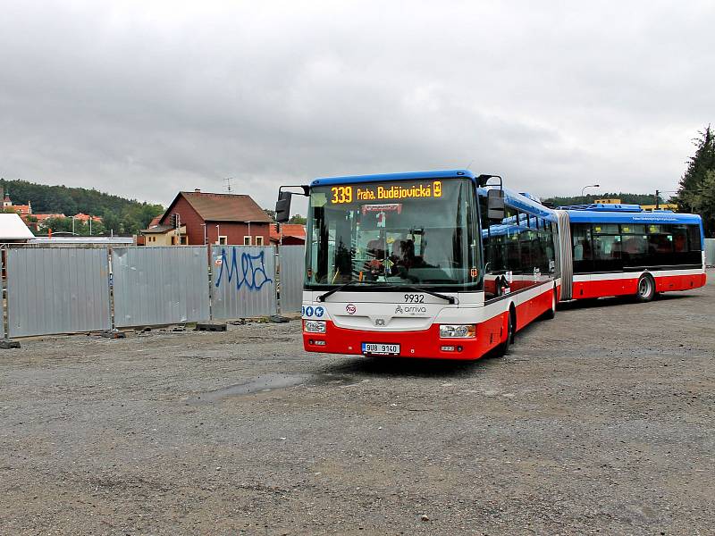 Stavba dopravního terminálu v Týnci nad Sázavou v pondělí 9. září 2019.