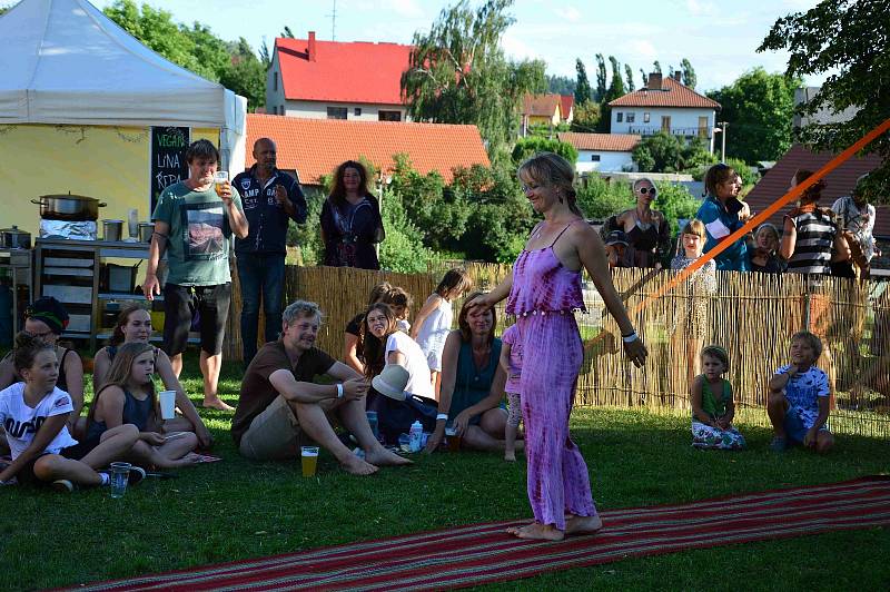 Z reggae festivalu na louňovickém zámku.