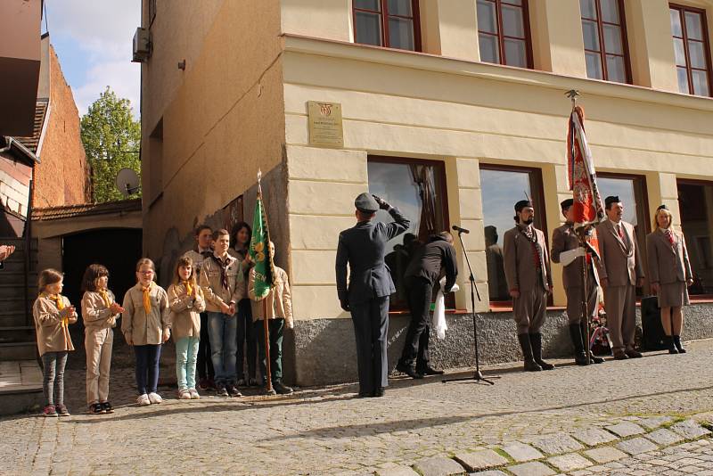 Pamětní plaketa zdobí od úterý 9. května rodný dům významného českého letce a armádního plukovníka Josefa Příhody.