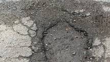 Rychlý lék na nebezpečné výtluky. Ty lze zlikvidovat kamennou drtí obalenou asfaltovou směsí s aditivy během několika minut.